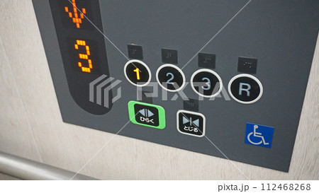 エレベーター内にある車いす用ボタン エレベーター内にある車いす用ボタン 112468268