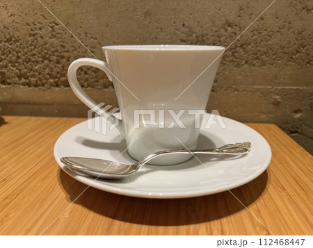 空のコーヒーカップとソーサー 112468447