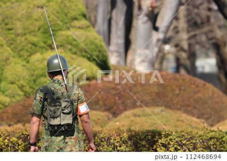 無線機を携帯して誘導する陸上自衛隊員 112468694