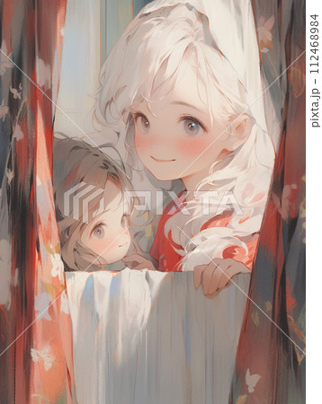 カーテンからのぞく親子 112468984