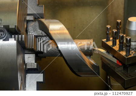 The lathe machine finish cutting the cast iron parts. 112470927