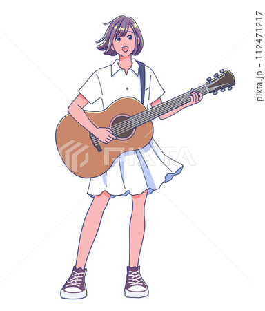 ギターを弾きながら歌う女の子 112471217