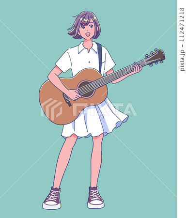 ギターを弾きながら歌う女の子 112471218