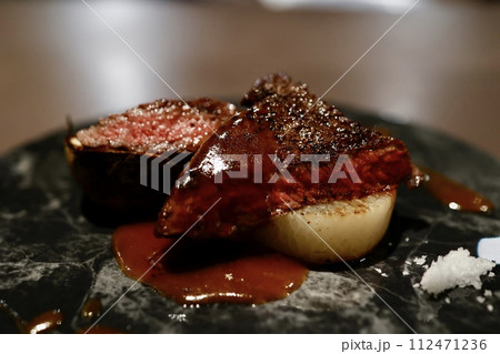 牛肉（イチボ、もも肉の一部）のステーキ 112471236