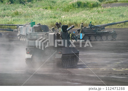 陣地進入する陸上自衛隊の自走榴弾砲 112471288
