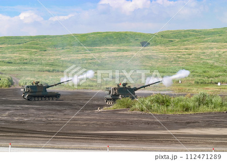 射撃する陸上自衛隊の自走榴弾砲 射撃する陸上自衛隊の自走榴弾砲 112471289