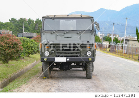 停車中の陸上自衛隊の中型トラック 停車中の陸上自衛隊の中型トラック 112471291