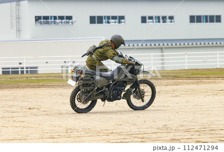 訓練展示に参加する陸上自衛隊偵察隊のオートバイ 訓練展示に参加する陸上自衛隊偵察隊のオートバイ 112471294