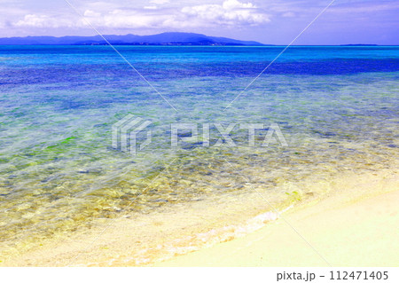 竹富島のカイジ浜から見える青い海と青い空 112471405