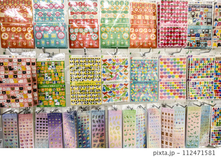 人気のカラフルなシールの数々　 112471581