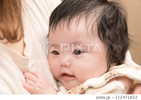 【赤ちゃんを抱く】 112471652