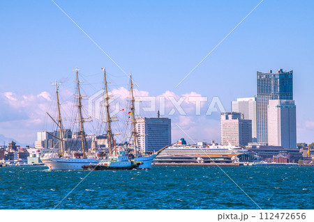 日本の横浜都市景観 横浜ベイブリッジを通過した日本丸を望む(左奥にキングの塔やクイーンの塔) 日本の横浜都市景観 横浜ベイブリッジを通過した日本丸を望む(左奥にキングの塔やクイーンの塔) 112472656