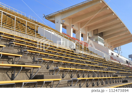 ラグビー競技場のスタンド席（パロマ瑞穂ラグビー場　愛知県 名古屋市） 112473894
