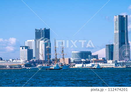 日本の横浜都市景観　日本丸が横浜港に。飛鳥Ⅱや横浜海上防災基地、横浜ランドマークタワーなどが見える 112474201