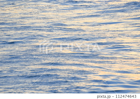 海の波　夕暮れ時の色 112474643