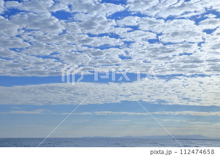 空を覆う雲 112474658