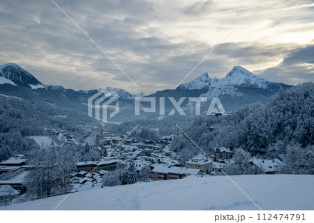 ドイツ 冬のベルヒテスガーデンの街並み 聳えるヴァッツマン山 ドイツ 冬のベルヒテスガーデンの街並み 聳えるヴァッツマン山 112474791