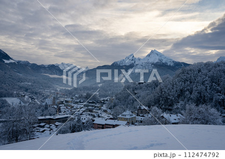 ドイツ 冬のベルヒテスガーデンの街並み 聳えるヴァッツマン山 ドイツ 冬のベルヒテスガーデンの街並み 聳えるヴァッツマン山 112474792
