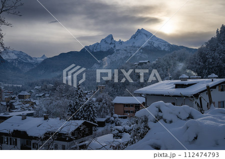 ドイツ 冬のベルヒテスガーデンの街並み 聳えるヴァッツマン山 ドイツ 冬のベルヒテスガーデンの街並み 聳えるヴァッツマン山 112474793
