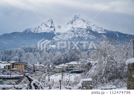 ドイツ 冬のベルヒテスガーデンの街並み 聳えるヴァッツマン山 ドイツ 冬のベルヒテスガーデンの街並み 聳えるヴァッツマン山 112474796
