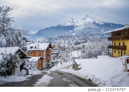 ドイツ　冬のベルヒテスガーデンの街並み　聳えるヴァッツマン山 112474797