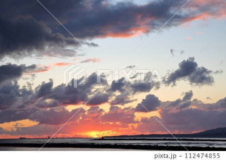 夕暮れどきの色づいた海岸風景 112474855