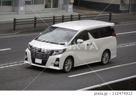 ワンボックスカー ミニバン 道路走行 ワンボックスカー ミニバン 道路走行 112474912