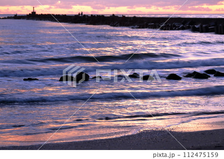 夕暮れどきの色づいた海岸風景 夕暮れどきの色づいた海岸風景 112475159