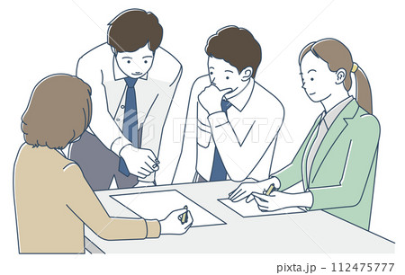話し合いをする社員 話し合いをする社員 112475777
