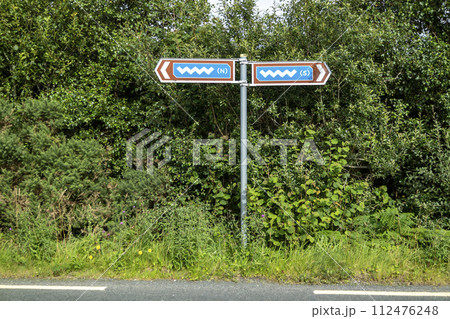 The sign points to a discovery point on the Wild Atlantic Way 112476248