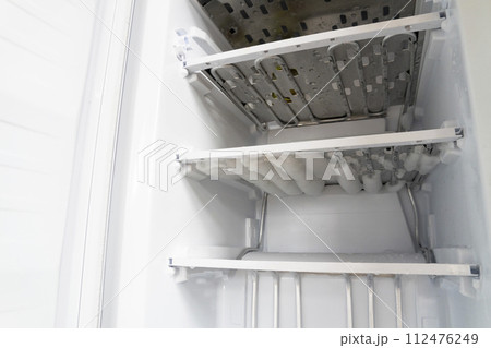Ice in the freezer, Defrosting of the fridge and freezer Ice in the freezer, Defrosting of the fridge and freezer 112476249