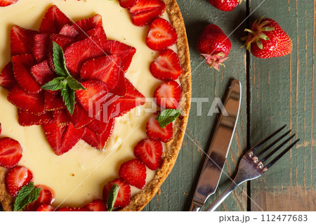 Strawberry cheesecake New York with mint 112477683