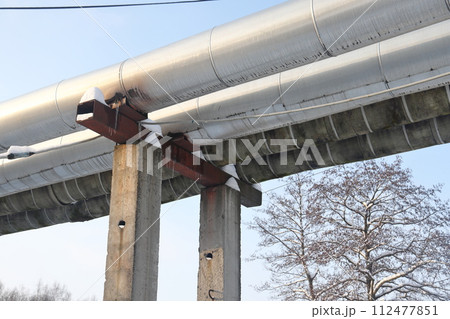 The main provides the city with hot water. Selective focus. The pipes of the central heating system The main provides the city with hot water. Selective focus. The pipes of the central heating system 112477851
