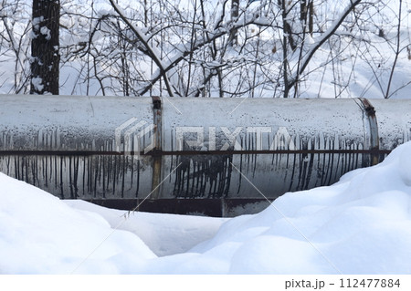 The main provides the city with hot water. Selective focus. The pipes of the central heating system 112477884