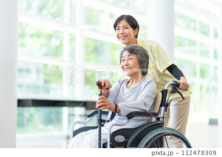 介護士とお婆さん　車いすに座ったシニア女性 112478309