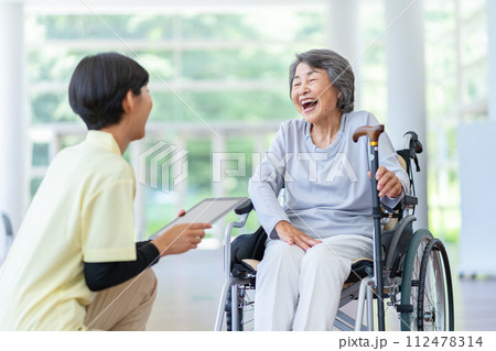 介護士とお婆さん　車いすに座ったシニア女性 112478314