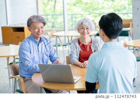 親の介護の相談をする夫婦　介護士に相談 112478743