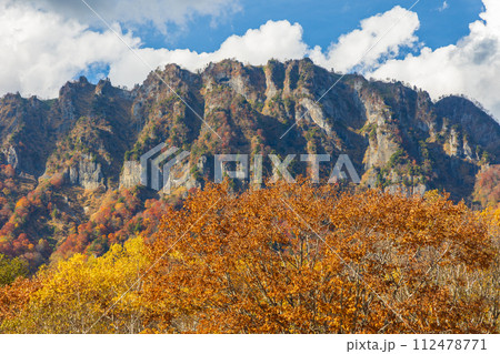 秋の長野　紅葉見頃の戸隠　戸隠連峰 112478771