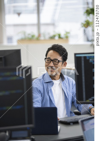 PCで作業をするミドルのエンジニア 112478780