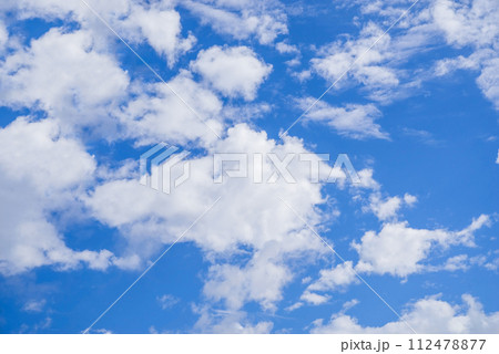 夏空に沸き立つ白い雲 夏空に沸き立つ白い雲 112478877