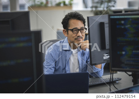PCで作業をする50代のエンジニア PCで作業をする50代のエンジニア 112479154