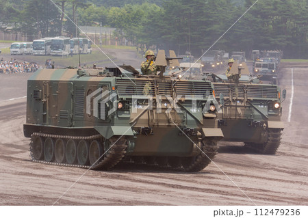 観閲行進する陸上自衛隊87式砲側弾薬車 観閲行進する陸上自衛隊87式砲側弾薬車 112479236