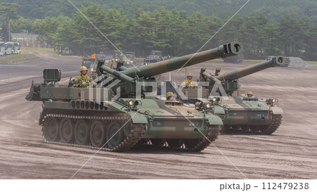 観閲行進する陸上自衛隊203mm自走榴弾砲 112479238