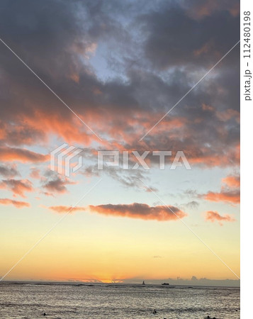 太平洋に沈む夕日 太平洋に沈む夕日 112480198