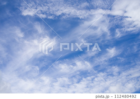 《背景素材》青空に沸き立つ白い雲 112480492