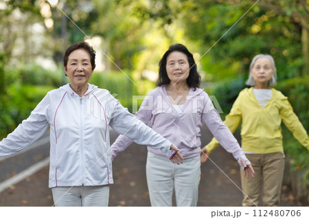 ラジオ体操をする3人のシニアの女性 112480706