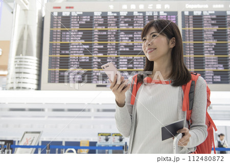 旅行に出かける若い女性　スマートフォン 112480872