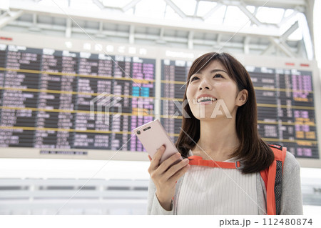 旅行に出かける若い女性 スマートフォン 旅行に出かける若い女性 スマートフォン 112480874