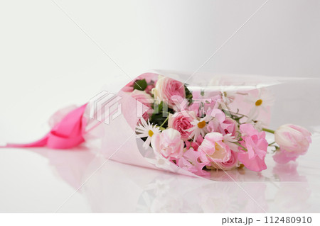 ピンク色の花束 112480910