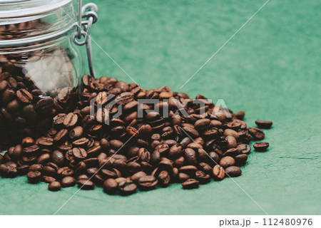 コーヒー豆とガラス瓶 緑の背景 a-3-2 フィルム調 コーヒー豆とガラス瓶 緑の背景 a-3-2 フィルム調 112480976